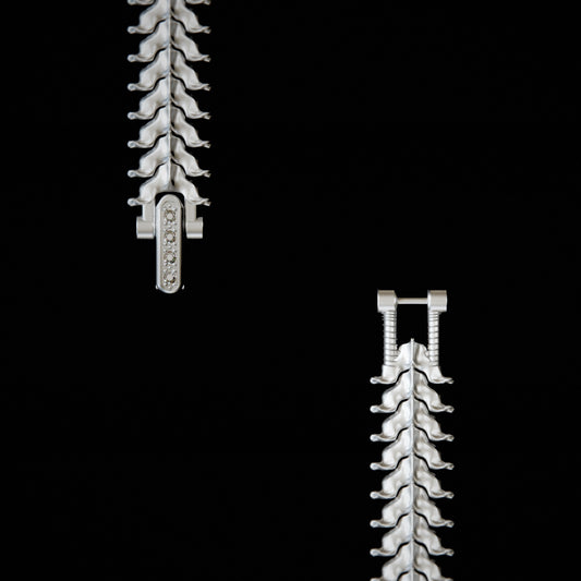ABALLE SPINALE sterling silver bracelet, vertebral links and clasp detail laid flat