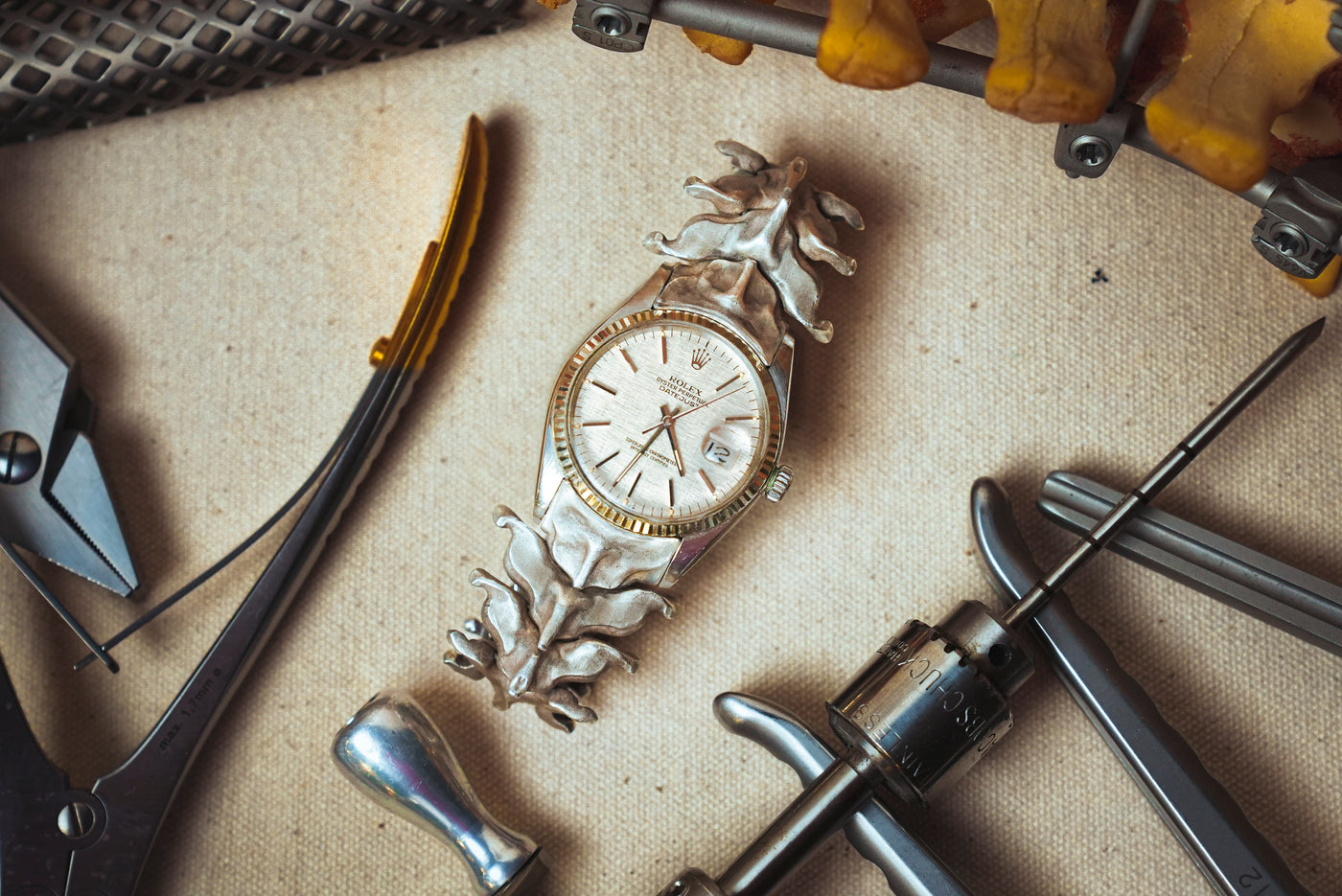 The ABALLE workbench: vertebrae bracelet among instruments of assembly