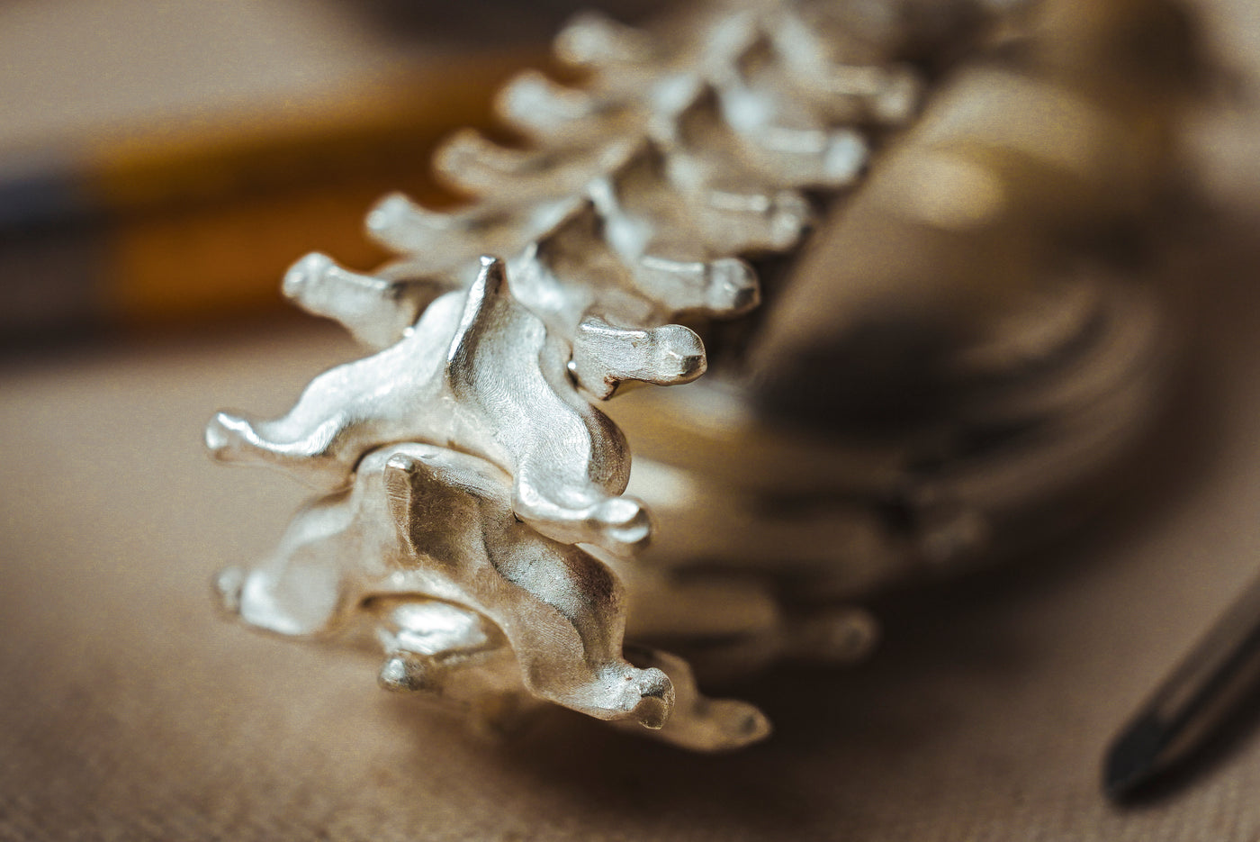 Articulated vertebrae links, tuned by hand